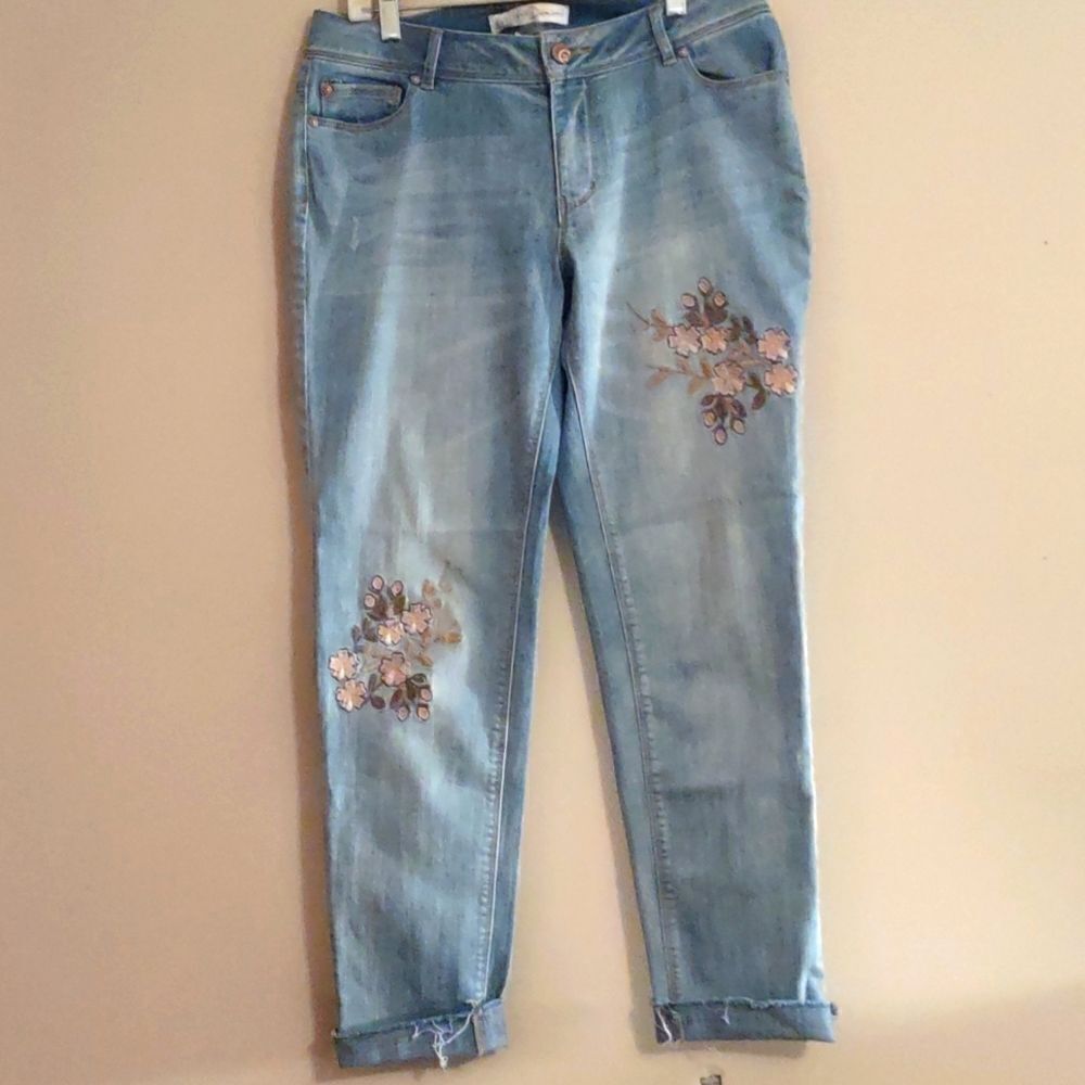 Est 1948 Denim‎ Women's Size 8 Pastel Floral Embroidery Ankle Light Wash Jeans
